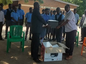 Die Lehrer der Mpatsa Schule packen den lang erwünschten Drucker aus