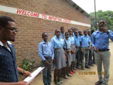 Schüler der Mpatsa CDSS mit Mr. Singani