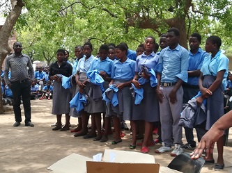 Schuluniformübergabe während einer Zeremonie an der Mpatsa CDSS