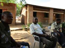 Active Aid in Africa mit Lehrern der Mpatsa Secondary School versammelt, Malawi