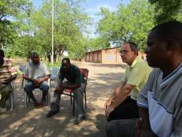 Active Aid in Africa mit Lehrern der Mpatsa Secondary School versammelt