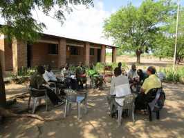 Active Aid in Africa mit Lehrern der Mpatsa Secondary School versammelt, Malawi