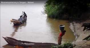 Tengani, Malawi, Wasser aus dem Fluss holen, ungeachtet der Krokodile!